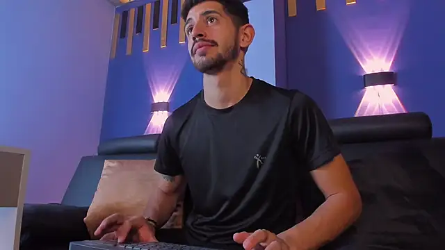 Snapshot of AlejandroStormm chatting on October 14, 2025, 8:53 pm AlejandroStormm online show from October 14, 2025, 8:53 pm