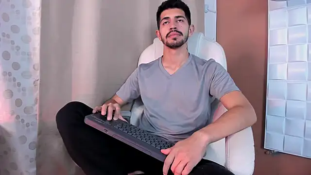 Snapshot of AlejandroStormm chatting on October 15, 2025, 9:12 pm AlejandroStormm online show from October 15, 2025, 9:12 pm