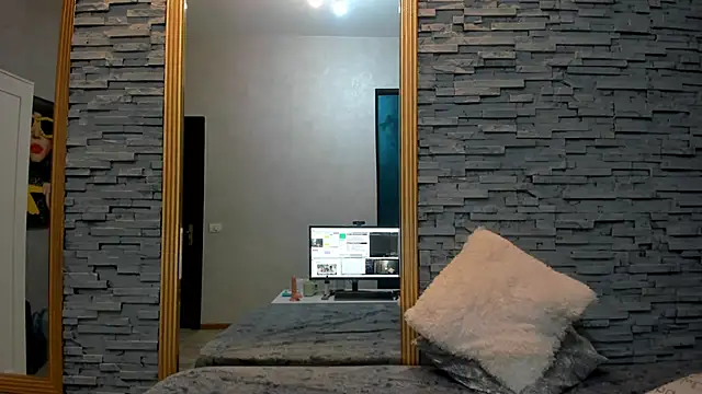 Bella Posh online show from March 20, 2025, 7:14 am