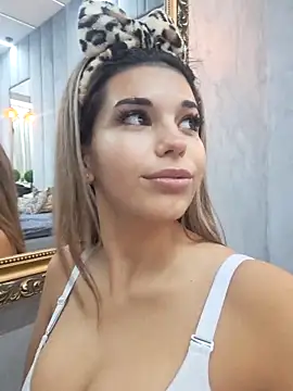 Bella Posh online show from October 7, 2025, 4:57 am