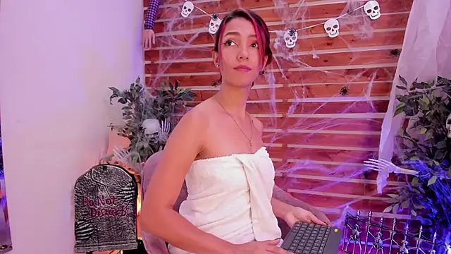 Laura Bonnet  online show from October 28, 2025, 2:27 pm