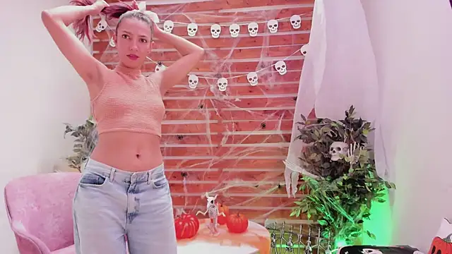 Laura Bonnet  online show from October 18, 2025, 3:36 pm