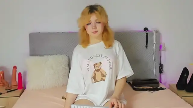 Snapshot of EmilyAngells chatting on November 24, 2025, 8:03 am EmilyAngells online show from November 24, 2025, 8:03 am