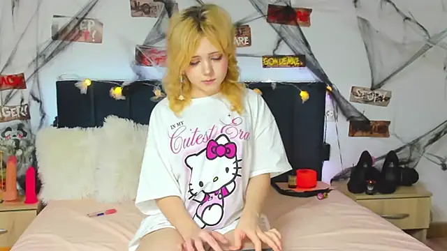 Snapshot of EmilyAngells chatting on October 28, 2025, 10:47 am EmilyAngells online show from October 28, 2025, 10:47 am