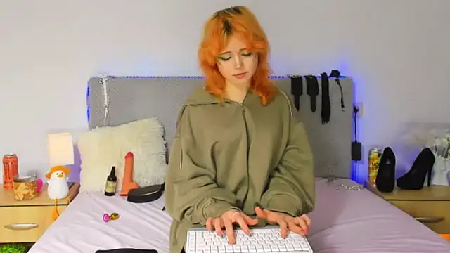 Snapshot of EmilyAngells chatting on November 19, 2025, 11:32 am EmilyAngells online show from November 19, 2025, 11:32 am