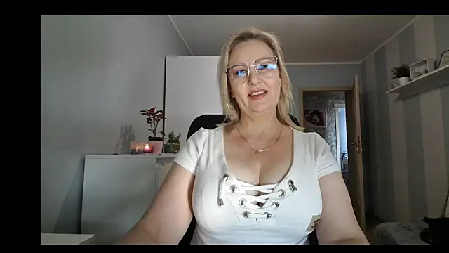 Snapshot of DianaLive chatting on February 3, 2026, 9:25 am DianaLive online show from February 3, 2026, 9:25 am