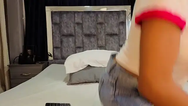 Effie cooper online show from October 11, 2025, 8:43 pm