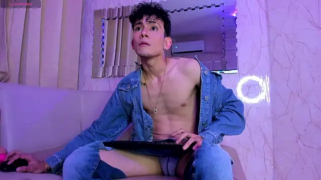 Snapshot of ValentinoMoreti chatting on March 13, 2025, 5:00 am ValentinoMoreti online show from March 13, 2025, 5:00 am