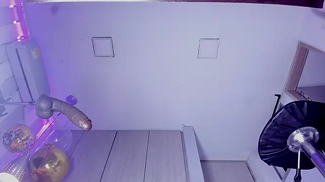 ValentinoMoreti online show from December 17, 2025, 5:34 am