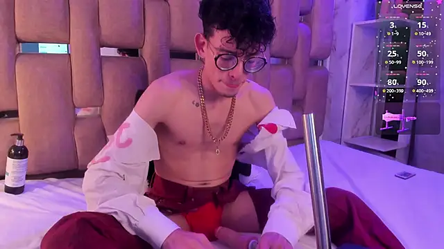 Snapshot of ValentinoMoreti chatting on March 14, 2025, 5:05 am ValentinoMoreti online show from March 14, 2025, 5:05 am