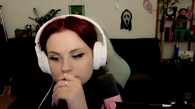 Snapshot of Della_Ideal chatting on December 13, 2025, 8:04 pm Della Ideal online show from December 13, 2025, 8:04 pm