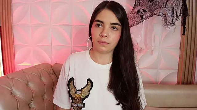 Snapshot of DaphneGlas chatting on October 8, 2025, 12:39 pm DaphneGlas online show from October 8, 2025, 12:39 pm