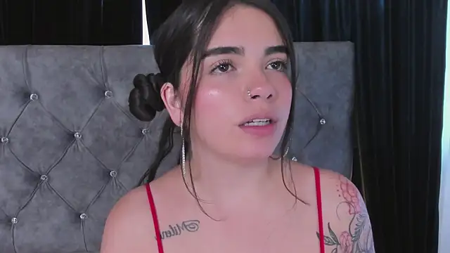 Snapshot of DaphneGlas chatting on November 27, 2025, 12:49 pm DaphneGlas online show from November 27, 2025, 12:49 pm