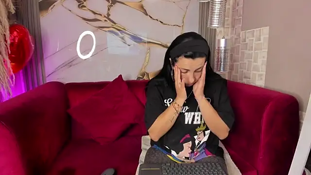 Bella williamss  online show from November 18, 2025, 7:50 pm