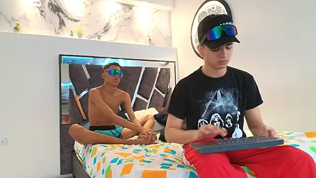 Snapshot of KING_OFF_BOYS chatting on November 21, 2025, 1:32 pm KING OFF BOYS online show from November 21, 2025, 1:32 pm