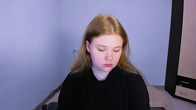 Snapshot of LaseyMoon chatting on November 13, 2025, 2:48 am LaseyMoon online show from November 13, 2025, 2:48 am