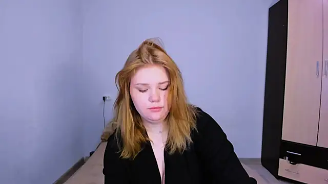 Snapshot of LaseyMoon chatting on November 25, 2025, 2:45 am LaseyMoon online show from November 25, 2025, 2:45 am