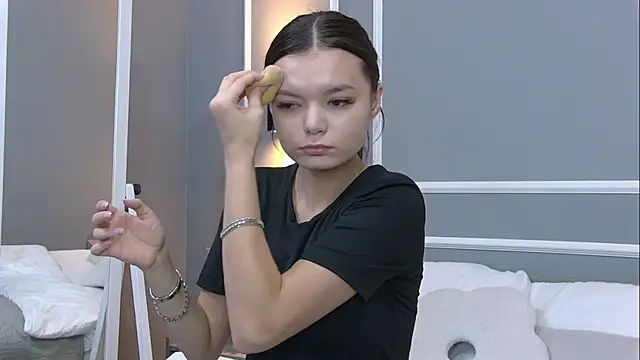 AsterQuinn online show from October 25, 2025, 3:45 pm