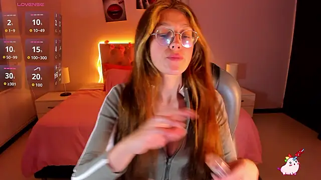 Snapshot of Emily_Warren_ chatting on February 10, 2026, 7:46 pm Emily Warren online show from February 10, 2026, 7:46 pm