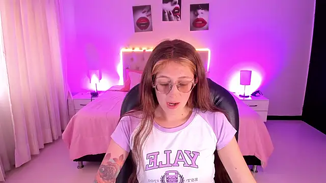 Snapshot of Emily_Warren_ chatting on January 15, 2026, 7:28 pm Emily Warren online show from January 15, 2026, 7:28 pm