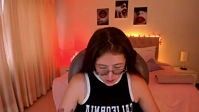 Emily Warren  online show from October 28, 2025, 8:08 pm