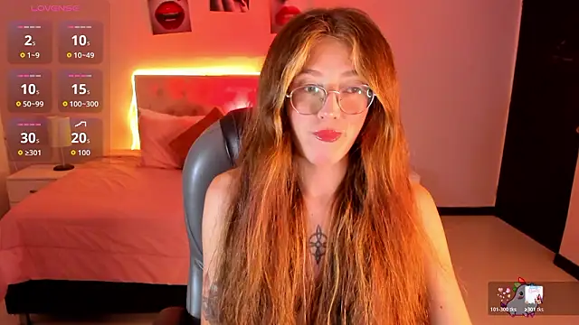 Snapshot of Emily_Warren_ chatting on February 21, 2026, 8:44 pm Emily Warren online show from February 21, 2026, 8:44 pm