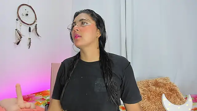 Snapshot of Melodymoore_ chatting on April 21, 2026, 8:26 pm Melodymoore online show from April 21, 2026, 8:26 pm