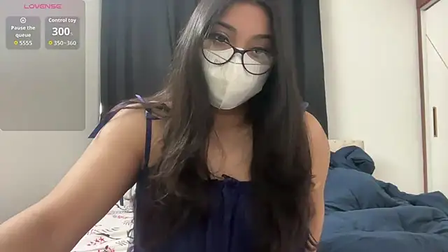 Snapshot of oviyakalra chatting on December 3, 2025, 4:57 am oviyakalra online show from December 3, 2025, 4:57 am