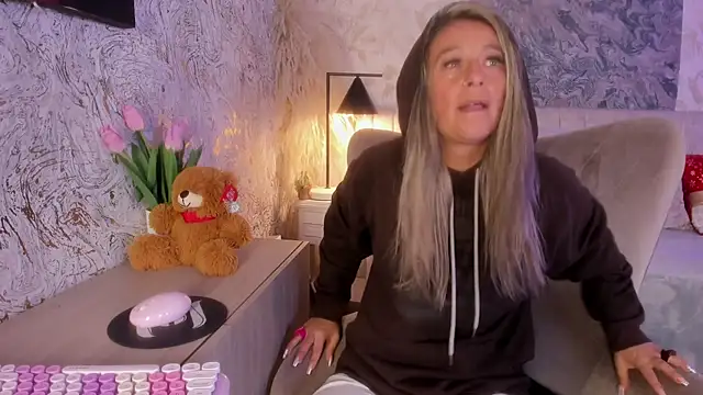 Liannaa  online show from December 21, 2025, 12:51 pm