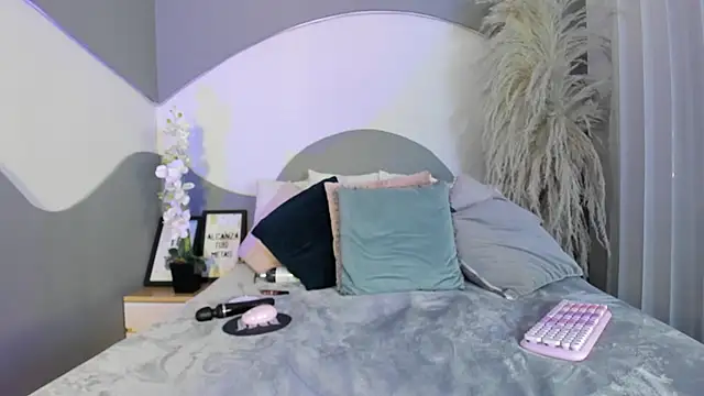 Snapshot of Liannaa_ chatting on April 17, 2026, 11:57 am Liannaa online show from April 17, 2026, 11:57 am
