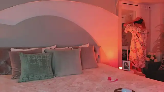 Elizabeth clark  online show from October 24, 2025, 8:08 pm