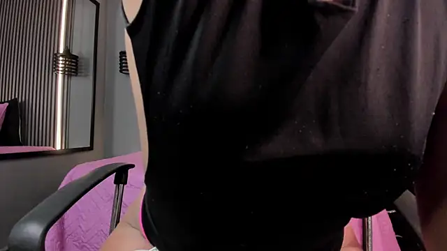 alahia betancurx online show from November 7, 2025, 1:48 pm