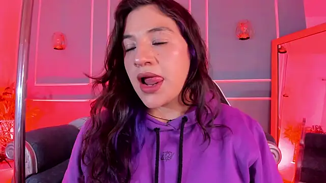 TaraTaylorr online show from December 4, 2025, 2:43 am