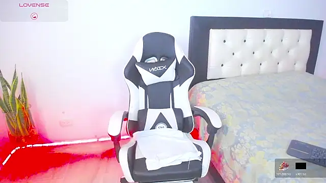 CarolinneFiotti online show from October 29, 2025, 12:59 pm