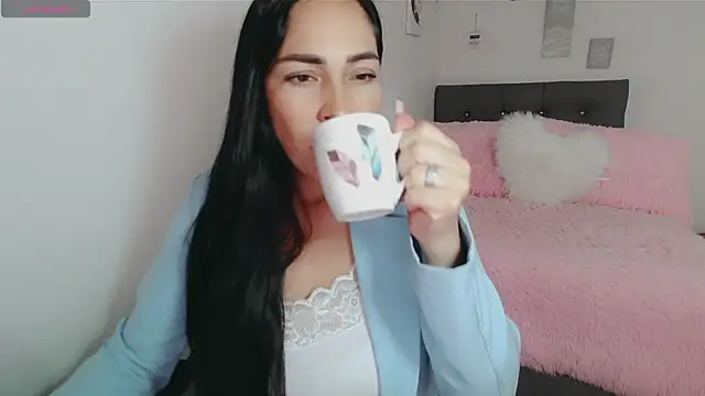 luna lgomez  online show from December 18, 2025, 11:36 am