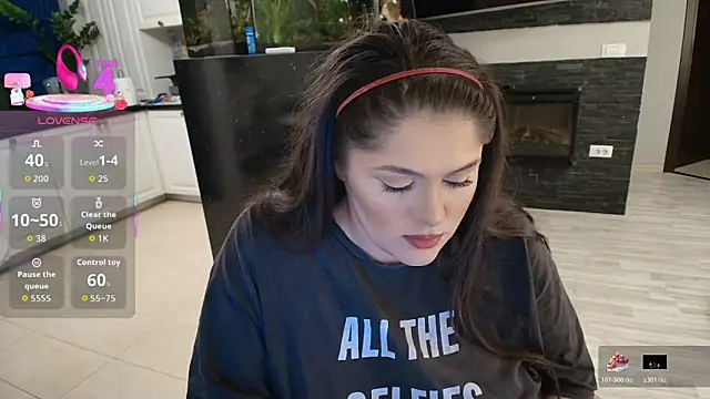 Layla- online show from October 20, 2025, 4:07 pm