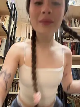 Snapshot of melicious_ chatting on February 4, 2026, 5:35 am melicious online show from February 4, 2026, 5:35 am