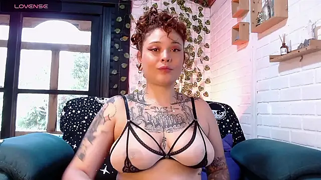 LiraSonnett online show from January 9, 2026, 9:33 pm