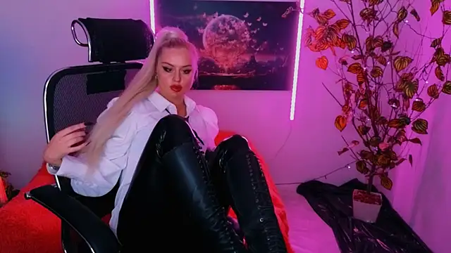 Snapshot of Miss_Alice_Silver chatting on October 3, 2025, 10:00 pm Miss Alice Silver online show from October 3, 2025, 10:00 pm