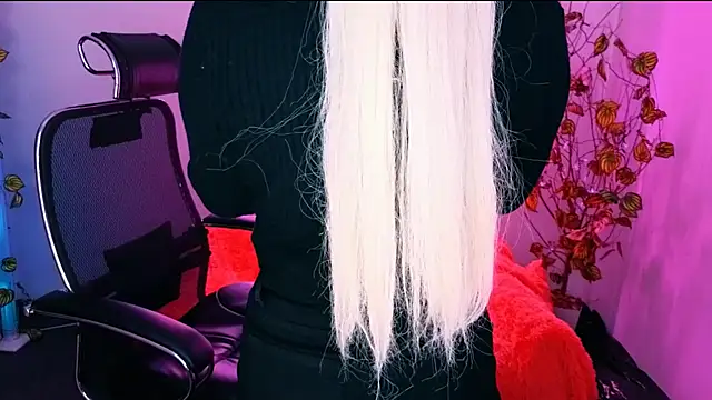 Snapshot of Miss_Alice_Silver chatting on October 19, 2025, 4:43 pm Miss Alice Silver online show from October 19, 2025, 4:43 pm