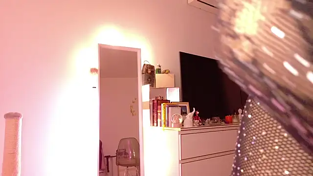 Snapshot of MiaKnoxxx chatting on January 5, 2026, 8:23 pm MiaKnoxxx online show from January 5, 2026, 8:23 pm