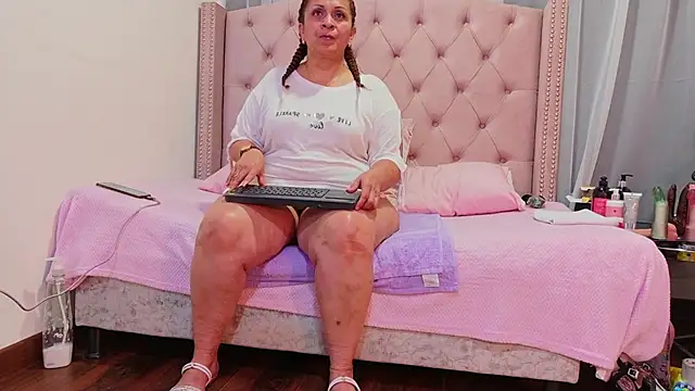 Snapshot of scarlettbooty chatting on September 20, 2025, 3:00 am scarlettbooty online show from September 20, 2025, 3:00 am