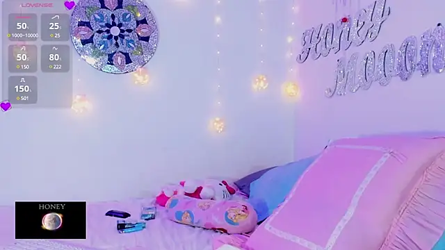 Snapshot of honey_mooon chatting on December 26, 2024, 8:00 pm honey mooon online show from December 26, 2024, 8:00 pm