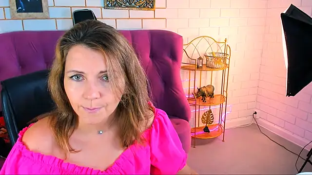 Snapshot of NicoleHitman chatting on October 6, 2025, 9:21 am NicoleHitman online show from October 6, 2025, 9:21 am