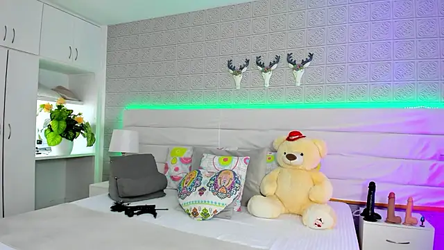 LeilaHiuston online show from January 13, 2026, 8:13 pm