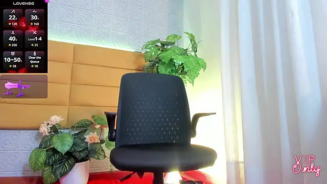 LeilaHiuston online show from February 17, 2026, 8:17 pm