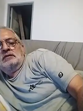 Snapshot of coolbrady17 chatting on March 21, 2025, 6:29 pm coolbrady17 online show from March 21, 2025, 6:29 pm