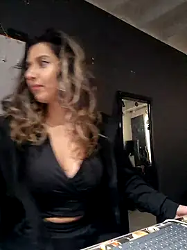 Isabella Varella online show from October 28, 2025, 12:59 pm