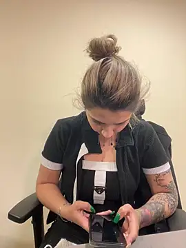 Snapshot of Isabella_Varella chatting on March 2, 2026, 12:23 pm Isabella Varella online show from March 2, 2026, 12:23 pm