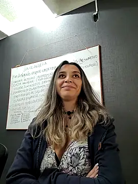 Isabella Varella online show from March 11, 2025, 1:45 pm